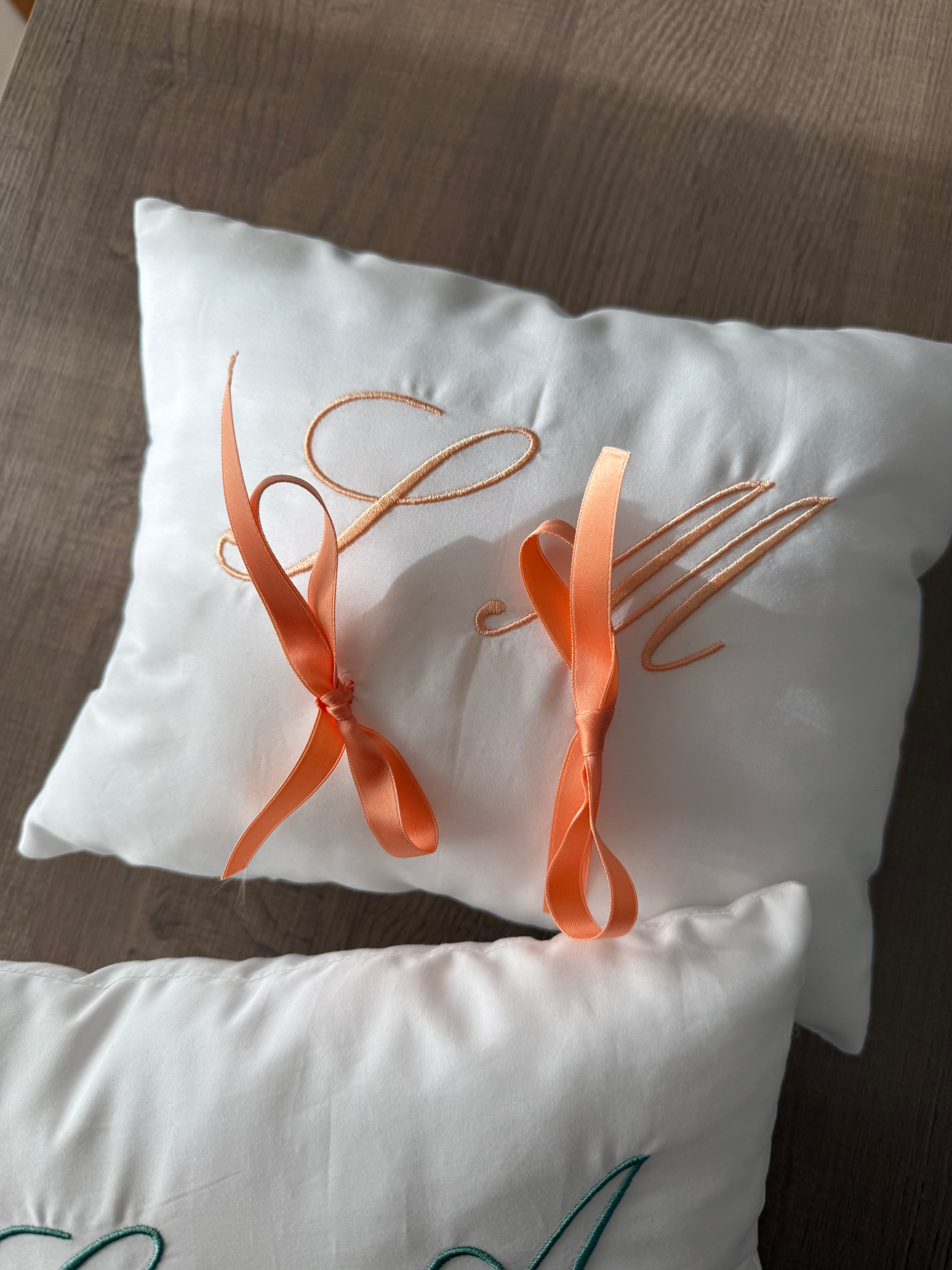 Cuscino per fedi con iniziali ricamate