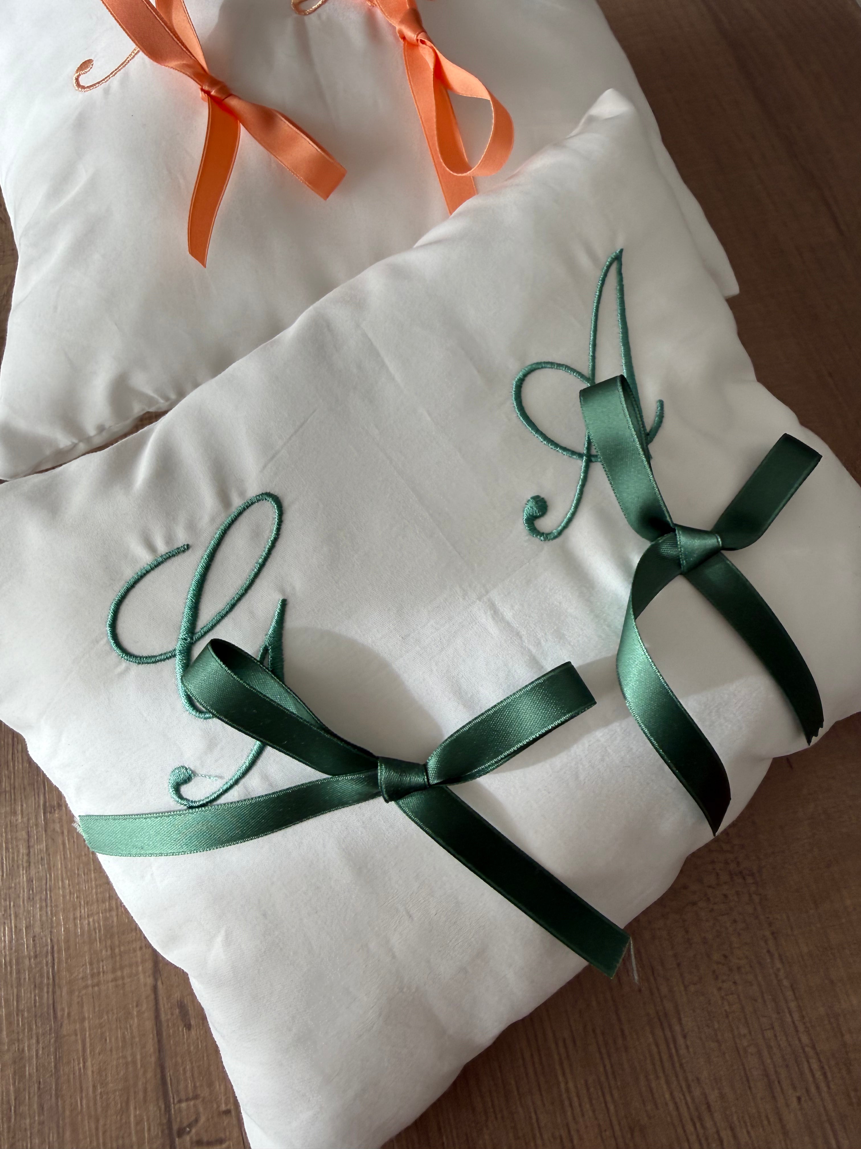 Cuscino per fedi con iniziali ricamate